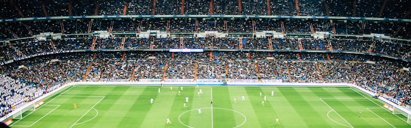 欧洲杯官方宣传海报，展示24支参赛国家队旗帜