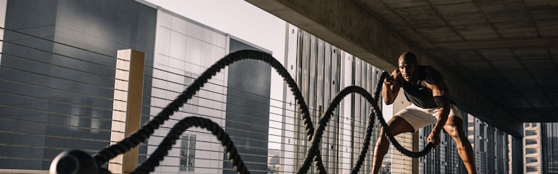 哈兰德荣获英超金靴奖后与奖杯合影庆祝