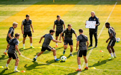 足球训练场上球员正在进行战术演练